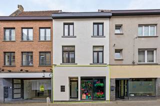 Rez de chaussée commercial tout près de la place populaire "Beestenmarkt".Comprenant:sous-sol: cave sèche avec 2 accès (1 direct vers l'espace...