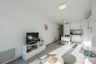 Ready to move in and furnished studio for sale in the center of Middelkerke, close to shops, public transport and the Zeedijk. You are on the second floor of the Providence Residence. <br /><br />Layout:<br />- entrance hall<br />- living room with open kitchen equipped with the necessary comfort<br />- bathroom with toilet, shower, washbasin <br /><br />There is also a communal bicycle shed.<br /><br />Pluses:<br />- near the center, seafront, restaurants and casino<br />- quiet residence<br />- bike storage<br />- compliant electrical installation inspection (valid for 25 years)<br />- favourable EPC label<br /><br />Are you looking for a ready-to-move-in studio for sale in the center of Middelkerke. Don't hesitate to contact us for a visit!<br /><br />Register of measures: no