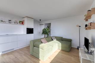 Op een centrale ligging langs de Hundelgemsesteenweg in Merelbeke bevindt zich dit charmante en lichtrijke dakappartement van 45 m². Het...