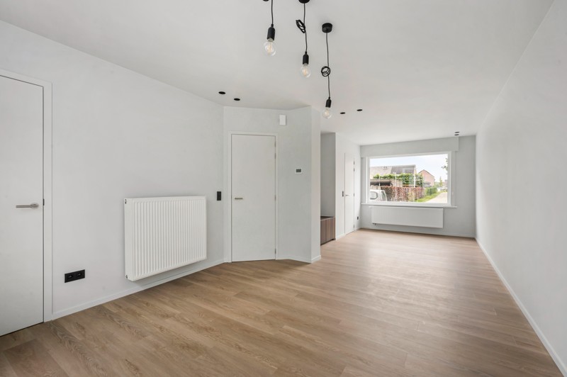 Volledig gerenoveerde halfopen woning met 3 slaapkamers en zonnige tuin in het centrum van Ledegem (B-Label) - foto 4