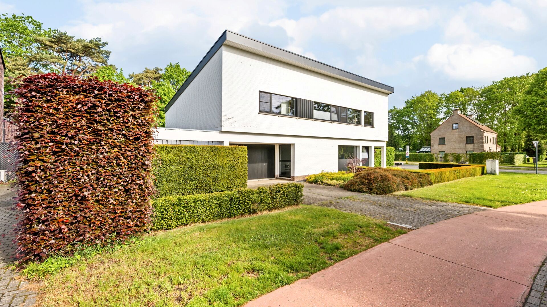 Architectonische gerenoveerde klassieker van  de hand van Architect Louis Ghysebrechts te Genk. - foto 4