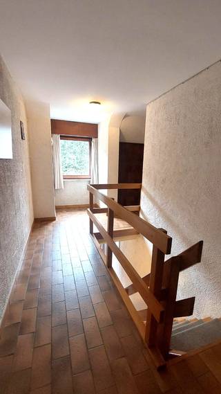 Dit duplex appartement is gelegen op wandelafstand van zee en strand<br />dicht nabij een tramhalte en op wandelafstand van het centrum ( 15min ) <br /><br />In een kleinschalig gebouw zonder algemene kosten.<br /><br />Gelegen op de eerste verdieping achteraan het gebouw<br /><br />Voorzien met een inkomdeur, ingerichte keukenblok met plaats voor wasmachine,<br />gezellige woonkamer met zuidgericht balkon.<br />Badkamer met toilet, lavabo en douche cabine.<br /><br />Tevens een kleine berging op de hal en een privatieve parkeerplaats voor het gebouw.<br /><br />Op heden vast verhuurd aan 606,17 euro + provisie voor water, gas en elektro 210 euro per maand.<br /><br />Verwarming op aardgas, epc 199 = Label B<br /><br />Ideaal als investering of als vaste woonst.<br />Vrij na opzegging huurders.<br /><br />Bezoeken en afspraken via kantoor<br /><br />