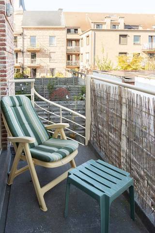 <p>Wonen met buitenruimte en comfort. Op de eerste verdieping van een verzorgde residentie vind je dit aangename en lichtrijke appartement. De <strong>ligging is centraal</strong>, met de supermarkt om de hoek en het centrum van Boechout op wandelafstand.</p><p>Het appartement bestaat uit een inkomhal – een mooie leefruimte met open keuken – een <strong>praktische berging</strong> met aansluiting voor was- en droogmachine – een slaapkamer – een badkamer met douche – een apart toilet.</p><p><br /></p><ul><li>Mooie troef zijn de twee terrassen: één aansluitend aan de leefruimte en een tweede, zeer ruim terras dat je bereikt via de trap naar beneden.</li><li>Strategisch interessante locatie</li><li>Kelderberging inbegrepen</li><li>Hoge plafonds en lichtinval zorgen voor een aangenaam ruimtegevoel.</li></ul>