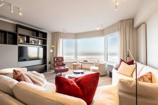 Découvrez ce magnifique appartement rénové avec vue frontale sur la mer, situé au centre d'un emplacement privilégié dans le quartier du...