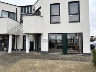 Toplocatie & Visibiliteit: Commerciële topligging in Drongen met een grote, moderne vitrine.Instapklaar Comfort: 110 m² aan stijlvolle ruimte met...