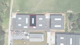 Nieuwbouw KMO-unit van 256 m² en 1 privatieve parkeerplaats te koop in Aartrijke.<br /> <br />De geïsoleerde <strong>casco magazijnruimte</strong> (brandklasse C) is opgebouwd uit een staalconstructie in combinatie met geïsoleerde gladde prebaf betonpanelen met een vrije hoogte van +/- 6 m, toegankelijk via sectionaalpoort (4,50 m B x 4,50 m H) met afzonderlijke toegangsdeur. Verder is de loods voorzien van o.a. een lichtstraat met rookluik, polybetonvloer, een regenwaterput (6.500 L) en een septische put. Aansluitingen van nutsvoorzieningen (water, elektriciteit (40A- 3 fasig 400 V), distributie, telefonie en internet) zijn reeds geplaatst. Onmiddellijk beschikbaar bij akte.<br /><br />De unit maakt deel uit van het nieuwbouw KMO-project "<strong>LAKEBOS</strong>" bestaande uit 8 KMO-units met oppervlakte van +/- 192 m² tot 326 m².<br />De dakstructuur laat het toe zonnepanelen te plaatsen (15 kg/m²). Ruime parkeer- en manoeuvreerruimte op de site.<br /><br />Uitermate goed gelegen op amper 450 m van de bedrijvige Aartrijksestraat met vlotte verbinding naar de Torhoutsesteenweg en de op- en afrit 11 Ruddervoorde van de E403.<br /><br />Contacteer <strong>PANORAMA B2B</strong> voor bijkomende (technische) inlichtingen, plannen of een vrijblijvend plaatsbezoek op het nummer <strong>050 300 800.</strong>