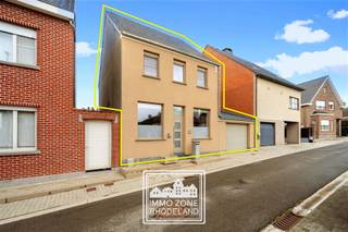 <p><span><span>Alweer VERKOCHT op 1e BEZOEKDAG. Contacteer RANDY REMUE 0479/ 99. 99. 90 als u ook op 1 DAG wil verkopen.</span></span></p><p>"ABSOLUTE TOPPER" - Afspraak ENIGE BEZOEKDAG ENKEL telefonisch via Randy Remue op 0479/ 99. 99. 90, meer info en foto's via Facebook "Remue Randy" - LIKE de pagina en blijf op de hoogte van alle nieuwe woningen. Deze rustig doch centraal gelegen woning met 3 slaapkamers en tuin vinden we terug te Rijkbos 20, Zottegem. Indeling: Bij het binnenkomen word je verwelkomd in een gezellige en sfeervolle leefruimte, waar de eetplaats en zithoek mooi in elkaar overvloeien. De aansluitende, praktisch ingerichte keuken beschikt over voldoende kastruimte en een gezellige eethoek. Verder vinden we op het gelijkvloers een handige vestiaire/bergruimte en een ruime badkamer, uitgerust met zowel een ligbad als een aparte inloopdouche. Op het 1e verdiep treffen we de 2 volwaardige slaapkamers, dressing en bureaucorner. Op het 2e verdiep is er de 3e heel ruime slaapkamer. Buiten is het ten volle genieten van het aangelegde en deels overdekte terras en diepe groene tuin, met ingang achteraan. De ruime garage met achterliggende bergruimte vormt een extra troef. Deze knappe woning in Zottegem is een ABSOLUTE TOPPER voor starters, gezinnen en investeerders. Gelegen dichtbij de dorpskern met winkels, openbaar vervoer, scholen en op 10 km van de autosnelweg. <br />P-score: B / G-score: B. VOOR ZEER SNELLE BESLISSERS!!<br />IMMO ZONE RHODELAND - RANDY REMUE - 0479/ 99. 99. 90 </p>