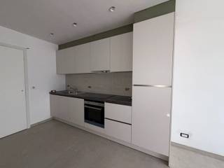 Dit nieuwbouwappartement maakt deel uit van een kleinschalige residentie in centrum Nazareth. Dankzij de centrale ligging bevindt u zich op wandelafstand van het station, winkels en andere voorzieningen. Bovendien is er een vlotte verbinding naar belangrijke invalswegen. <br /><br />Dit appartement gelegen op het gelijkvloers omvat: inkomhal met gastentoilet, lichtrijke leefruimte met open, ingerichte keuken voorzien van hoogwaardige toestellen en die toegang biedt tot terras (20,43m²) en tuin (87,70m²), berging, badkamer met inloopdouche en dubbel lavabomeubel en 1 slaapkamer. Bij dit appartement hoort een garage.<br /><br />Troeven:
<ul>
	<li>Nieuwbouw met energiezuinige voorzieningen (zonnepanelen, warmtepomp, ventilatiesysteem, ...)</li>
	<li>Moderne afwerking en kwalitatieve materialen</li>
	<li>Centrale en vlot bereikbare ligging</li>
	<li>Garage inclusief</li>
</ul>
De gemeenschappelijke lasten bedragen € 90/ maand.<br /><br />Beschikbaar: 01/07/2026<br /><br />Interesse? Neem gerust contact op voor meer informatie of om tijdig uw bezoek in te plannen.