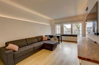 Appartement meublé dans le centre d'Anvers, avec des finitions de haute qualité et une terrasse spacieuse. Aménagement- hall d'entrée- salon et salle...