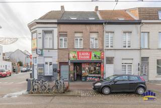 Locatie: Ledeberg, langs de BrusselsesteenwegType pand: Commercieel en residentieel, met 2 aparte nummersDit opbrengsteigendom biedt zowel een...