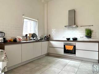 Goedgelegen APPARTEMENT met 2 SLK, TERRAS en TUIN! Gelegen in een authentiek herenhuis. Tevens ideale investering. Indeling: inkom, toilet,...