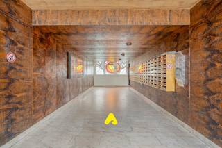 Ce studio dans la résidence Klif, situé au 4ième étage, comprend un hall d’entrée avec coin nuit équipé d’un lit superposé, une salle de bains avec baignoire, meuble lavabo et toilette.<br />Un séjour lumineux avec cuisine ouverte complète l’ensemble.<br />Spacieuse terrasse offrant une magnifique vue sur la mer.<br /><br /><strong>ATOUTS</strong>
<ul>
<li>Label énergétique B</li>
<li>Local à vélos</li>
<li>Piscine couverte et entièrement rénovée</li>
<li>Excellent rendement en location saisonnière avec possibilité de reprise des périodes de location</li>
</ul>