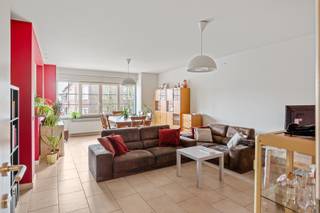 In het hart van 2020 wacht dit instapklare appartement op zijn nieuwe bewoners. Gelegen in een kleinschalig gebouw met slechts twee verdiepingen, geniet je hier van een rustige sfeer én alle voordelen van het stadsleven. De open keuken vormt samen met de lichtrijke woonkamer een uitnodigende plek om te ontspannen. De grote ramen zorgen voor een heerlijke lichtinval en bieden een zicht op het levendige straatbeeld. Hier is het elke dag fijn thuiskomen.<br /><br />In het midden is er een ruime badkamer met bad, douche en dubbele lavabo. Achteraan liggen twee comfortabele slaapkamers, met toegang tot een gezellig terras. – de ideale plek voor een koffiemomentje in de ochtendzon of een frisse avondbries.<br /><br />Het gebouw heeft geen lift, wat zorgt voor lage gemeenschappelijke kosten. Dankzij de centrale ligging sta je in een mum van tijd op het openbaar vervoer, in de buurtwinkels of in een van de gezellige koffiebarretjes die Antwerpen rijk is.<br /><br />Extra's:<br />- Gunstig EPC: <br />- Dak vernieuwd, en nieuwe ramen<br />- Elektriciteit conform<br /><br />Zin om dit appartement zelf te ontdekken?<br /><br />Wg, Gvkr, Gvv, Gmo, Geen overstromingsgevoelig gebied