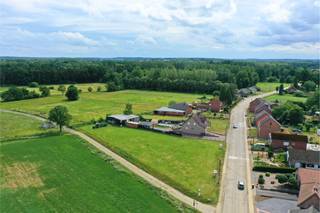 Twee uitzonderlijke bouwgronden te koop tussen natuur en comfort, ZONDER bouwverplichting
Aan de kruising van de Testeltsesteenweg en de Hondsdorestraat in Aarschot bevinden zich twee schitterende bouwgronden die een unieke kans vormen voor wie op zoek is naar een thuis met en een sterke verbinding met de natuur.
Gelegen aan de rand van een uitgestrekt natuurgebied zijn deze percelen een droomlocatie voor natuurliefhebbers, wandelaars, mountainbikers én hondenbezitters. De directe toegang tot wandel- en fietspaden maakt dit een ideale uitvalsbasis voor actieve levensgenieters.
De bouwzones zijn uitzonderlijk breed (14m) – wat heel wat architecturale vrijheid biedt. Of je nu kiest voor een moderne open bebouwing of een landelijke woning met karakter, de mogelijkheden zijn ruim en aantrekkelijk.
Lot 1 is 804m² en kost €199.000
Lot 2 is 661m² en kost €189.000
Dankzij de zuidoostelijke oriëntatie geniet je de hele ochtend én middag van een mooie natuurlijke lichtinval, wat een aangenaam leefklimaat creëert en tegelijk energiebesparend werkt.
Rust, bereikbaarheid en natuur komen hier samen. Dicht bij verbindingswegen én met alle basisvoorzieningen in de buurt, is dit een locatie waar wonen synoniem wordt voor thuiskomen.
Interesse? Mis deze kans niet en ontdek de mogelijkheden ter plaatse. Bel 014/95.37.50 of e-mail naar immo@degroot-celen.be