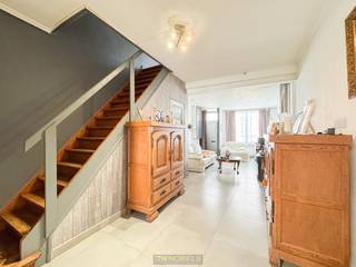 CHARMANTE RIJWONING MET ZEER RUIME TUIN. De woning vormt een perfecte keuze voor wie op zoek is naar een STARTERSWONING, KLUSPROJECT...