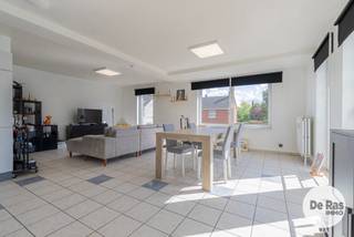 EERSTE KIJKDAG ZATERDAG 3/10 VAN 10U TOT 12U (enkel op afspraak!)<br /><br />HAALTERT - Appartement op de eerste verdieping met terras en garage, rustig gelegen in Haaltert nabij het station van Ede.<br /><br />Dit praktisch ingedeelde appartement is een mooie opportuniteit voor wie comfortabel wil wonen op een goed bereikbare locatie.<br />Bij het binnenkomen is er een inkomhal met een apart toilet. Verder beschikt het appartement over twee slaapkamers, waarvan 1 met terras en een lichtrijke woonkamer met open keuken, wat zorgt voor een aangename en open leefruimte.<br />Bovendien beschikt het appartement over een garage, een extra troef voor wie waarde hecht aan parkeergelegenheid en bergruimte.<br />De ligging is bijzonder praktisch: winkels, scholen en openbaar vervoer bevinden zich in de nabije omgeving. Ook het station van Ede ligt dichtbij, waardoor verplaatsingen richting Aalst en andere bestemmingen vlot verlopen.<br />Ideaal voor eigen bewoning als voor investering!<br /><br />Kortom: Bent u op zoek naar een centraal gelegen appartement met 2 slaapkamers, garage en terras? Aarzel dan niet en maak snel uw afspraak 053/60.65.60<br /><br />De vermelde prijs is een richtprijs. Na ontvangst van de biedingen zal de verkoper beslissen of hij/zij de eigendom verkoopt aan het beste bod. De richtprijs is aldus niet bindend voor de verkoper. Voor meer info kunt u ons contacteren of het reglement raadplegen op onze website.