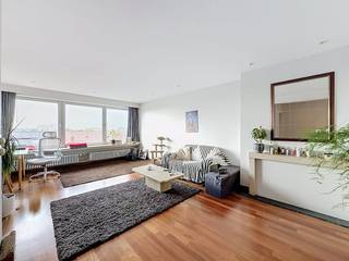 Gelegen aan de Kortrijksesteenweg 207, woont u hier op een steenworp van het station Gent-Sint-Pieters en het bruisende stadscentrum. Dit appartement is de perfecte match voor mensen die op zoek zijn naar kwaliteit, licht en ruimte op een toplocatie.Indeling van het appartement:inkomhal - toilet - lichtrijke en ruime leefruimte - keuken - slaapkamer 1 met terras - slaapkamer 2 met bureauruimte - berging - badkamer - kelderberging.De gemeenschappelijke kosten bedragen; - provisie 85,00 EUR/maand voor het onderhoud van de gemeenschappelijke delen.- provisie 125,00 EUR/maand voor het privatief verbruik van water en verwarming. Beschikbaar vanaf 16/09/2026.