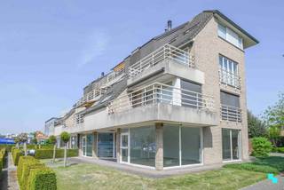 Zichtbare en vlot bereikbare handelsruimte langs een drukke invalsweg, geschikt voor kantoor, praktijk of winkel. Voorzien van private parking...