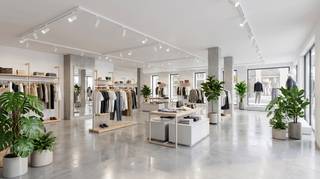 Deze casco handelsruimte van 181,49 m² bevindt zich in residentie VUE op een invalsweg en vlakbij Veurne-centrum.<br /><br />Mogelijkheid tot het aankopen van garages of staanplaatsen in de ondergrondse verdieping.<br /><br />Meer info of een bezoek? Contacteer ons!