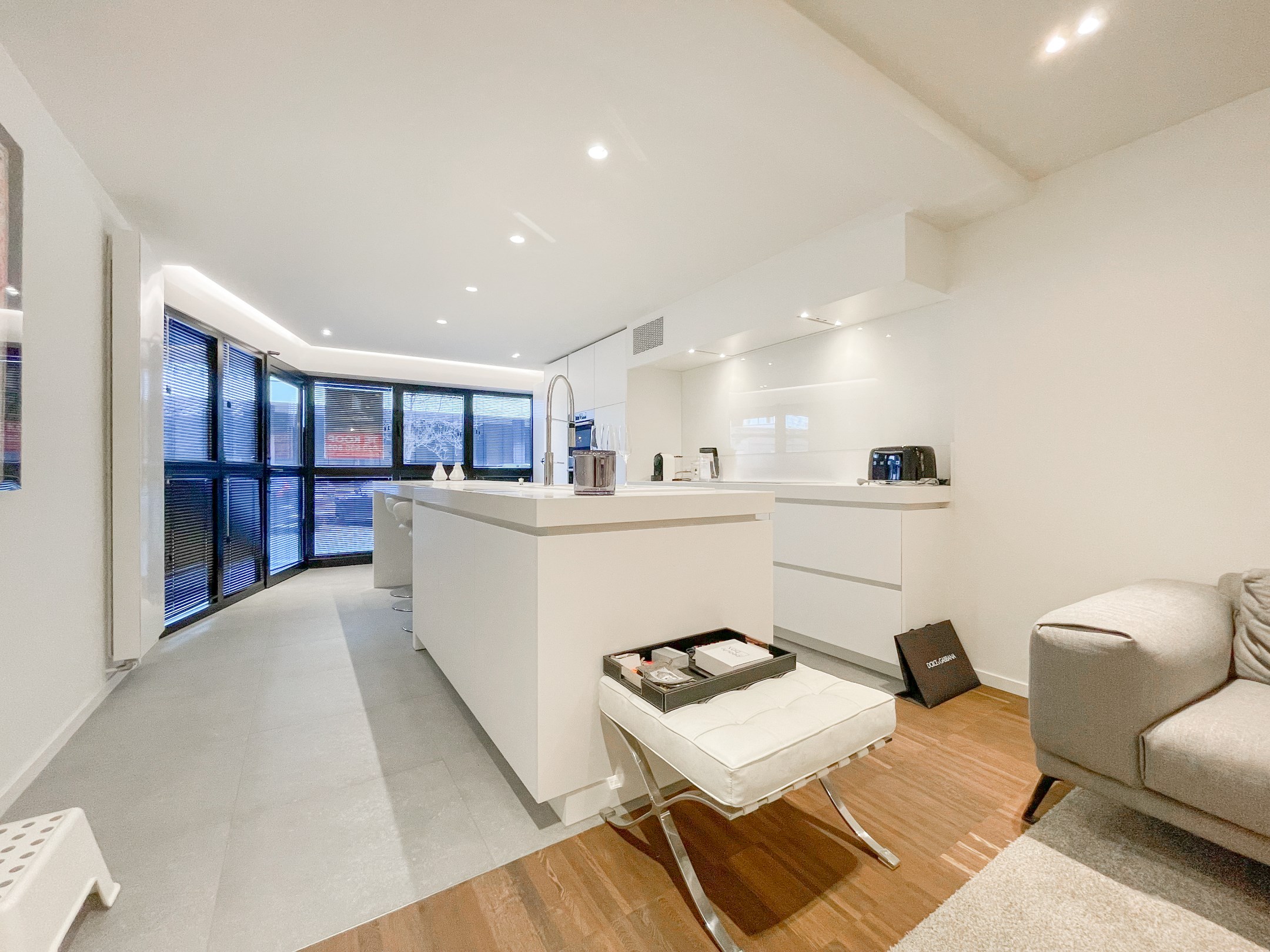 Stijlvol, instapklaar appartement met een ruim terras gelegen aan het Lichttorenplein op enkele passen van de zee. - foto 5