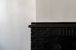 <p>Dit schitterend appartement geniet van absolute rust in het hartje van het Sint Andries Kwartier, middenin het groen in een autoluwe straat. Op de vierde verdieping van dit goed onderhouden gebouw betreed je het appartement die je meteen verrast met zijn strakke uitstraling dankzij de moderne, zwarte elementen die volledig tot zijn recht komen in de leefruimte met een knappe sierhaard die beslist de show steelt. Aangrenzend vind je de open keuken welke werd geïnstalleerd volgens het dagdagelijks comfort met onder andere een dampkap, spoelbak, gasvuur, etc. Verder tel je hier 1 slaapkamer en een nette badkamer uitgerust met een douche, lavabo en toilet. Als kers op de taart is er nog een Zuigericht terras van maar liefst 10 m² - hier geniet je heel de dag door van een heerlijk zonnetje!</p>
<p><strong>Maandelijkse kosten: slechts € 15,00 (onderhoud hal) + elektriciteit gemene delen. <br />Beschikbaar vanaf 1 november 2026. </strong></p>
<p><strong>Technische gegevens:</strong> Dubbele beglazing, verwarming met gasconvector, hoogte plafonds 2,8 meter.<br /><strong>Bevindt zich niet in een risicozone voor overstromingen (P- en G-score A). </strong></p>