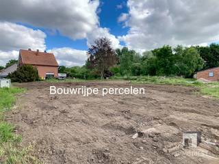 Bouwgrond open bebouwing met vergunning voor woning Troeven van de bouwgrond:+ Mooi vlak perceel+ Centrale ligging+ Alle voorzieningen gelegen in een...
