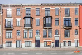 Dit appartement is uitstekend gelegen nabij winkels, scholen, UZ en openbaar vervoer zoals station Gent-Sint-Pietersstation, bus- en tramhaltes.In...