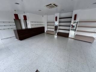 Vous rêvez d'une entreprise animée dans un endroit bien en vue ? Ce bâtiment commercial d'angle de 55 m² récemment rénové à Ostende constitue la base idéale pour votre entreprise. Situé à un angle stratégique, à deux pas du centre-ville animé, vous bénéficiez d'une visibilité maximale et d'un flux constant de passants.La vitrine spacieuse avec d'innombrables options de fenêtres garantit que vos produits ou services attirent immédiatement l'attention. La facilité de stationnement est assurée grâce aux nombreuses possibilités de stationnement à proximité immédiate, un atout absolu pour vos clients. À l'intérieur, vous pouvez profiter de tout le confort, grâce à la climatisation et aux stores automatiques qui garantissent un climat intérieur agréable.En plus de l'espace commercial spacieux, vous disposez d'un espace de stockage supplémentaire de 30 m², idéal pour l'inventaire ou comme espace de travail supplémentaire. Des installations sanitaires sont disponibles.Offre unique : il est possible de louer un appartement d'une chambre entièrement meublé au premier étage. Idéal pour ceux qui souhaitent combiner efficacement vie et travail.Les conditions de location incluent un dépôt de garantie de 3 mois. La taxe foncière est à la charge du locataire.Contactez-nous dès aujourd'hui pour visiter cette propriété commerciale à louer et découvrir les opportunités de votre réussite.