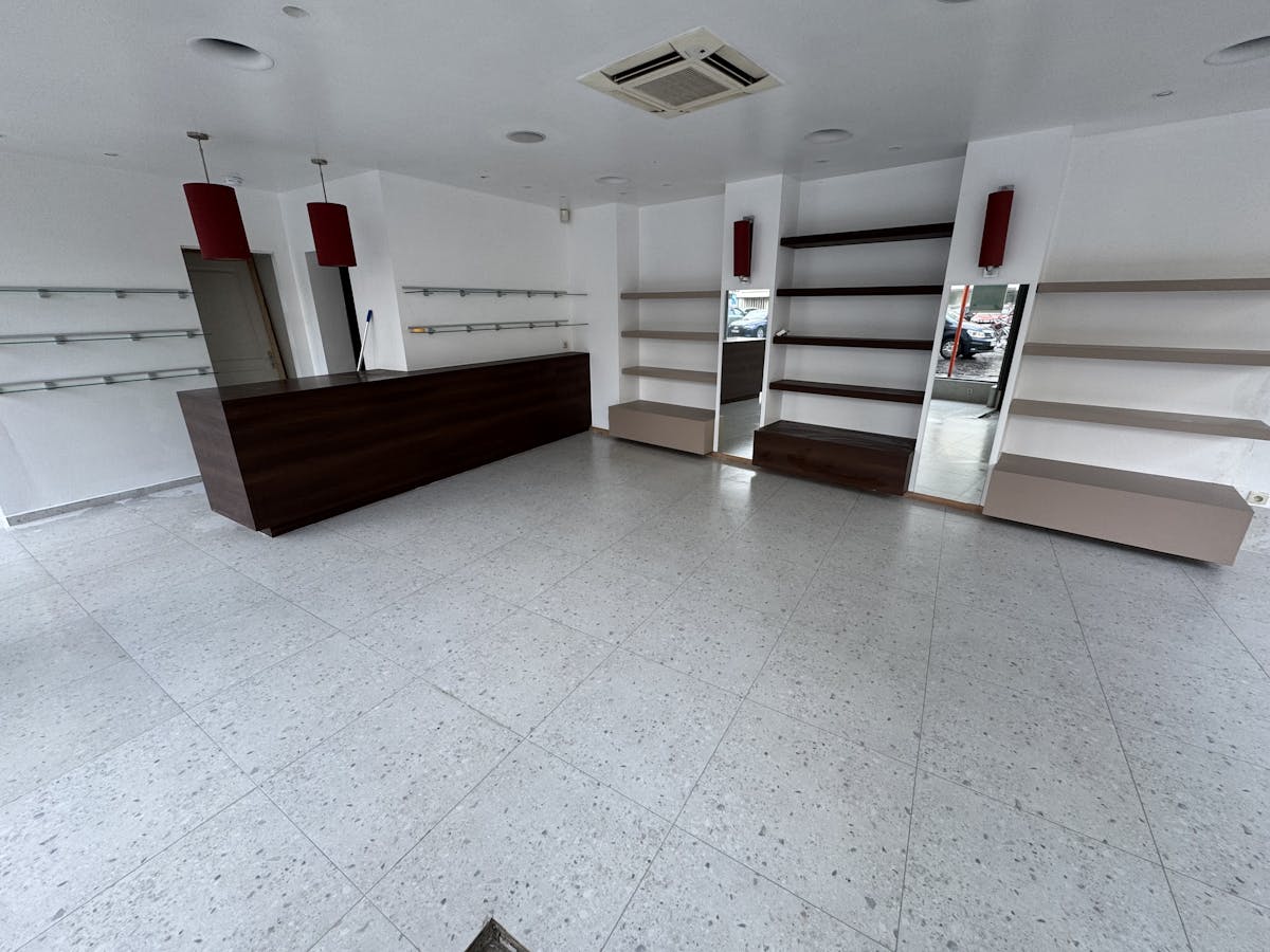 Propriété commerciale unique (55 m²) avec un emplacement d'angle - photo 3