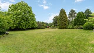 Exclusieve woning van 565 m² op 18.755 m² privédomein – Lanaken/Zutendaal.<br />Er is goede verbinding naar de autosnelweg E314, wat handig is voor reizen binnen België of naar Nederland (Maastricht ligt op zo’n 20 min rijden) Aan de rand van het Nationaal Park Hoge Kempen, op de grens van Lanaken en Zutendaal, vinden we deze uitzonderlijke villa. <br />Met een bewoonbare oppervlakte van 565 m² en een volledig afgesloten domein van 18.755m² ademt deze residentie luxe, rust en verfijning.<br />Eenmaal we het pand betreden is er een gelijkvloerse verdieping van 185m² met een indrukwekkende hal en een ruime leefruimte van +- 70m², compleet uitgeruste keuken, bureauruimte, familie- ontspanningsruimte en een recent vernieuwde badkamer.<br /> De eerste verdieping heeft een oppervlakte van 162m² met 2 riante suites met dressing en dito badkamers. De 2 ruime storage ruimtes kunnen vlot omgebouwd worden naar 2 ruime slaapkamers. <br />Deze unieke villa is afgewerkt met duurzame materialen, wat de uitzonderlijke bouwkwaliteit onderstreept. De villa is bovendien volledig onderkelderd (218m²) en biedt ongeëvenaarde mogelijkheden voor het veilig stallen van exclusieve wagens, of het creëren van extra ontspannings- en opslagruimtes. Er zijn ook nog 2 multifunctionele bijgebouwen aanwezig verspreid over het terrein.<br /><br />Buitengewone kenmerken:<br />- Exclusieve villa van 565 m² woonoppervlakte<br />- Perceel van 18.755 m², volledig omheind en uiterst privé<br />- Volledig onderkelderd (218m²) met ruime mogelijkheden voor stalling en opslag<br />- Opslagruimte van 212m²<br />- 2 de opslagruimte 501m²<br />- Solide bouwkwaliteit<br />- Rustige ligging in een groene, prestigieuze omgeving<br />- Unieke opportuniteit<br />Een zeldzame opportuniteit voor wie op zoek is naar een combinatie van grandeur, functionaliteit en absolute discretie.