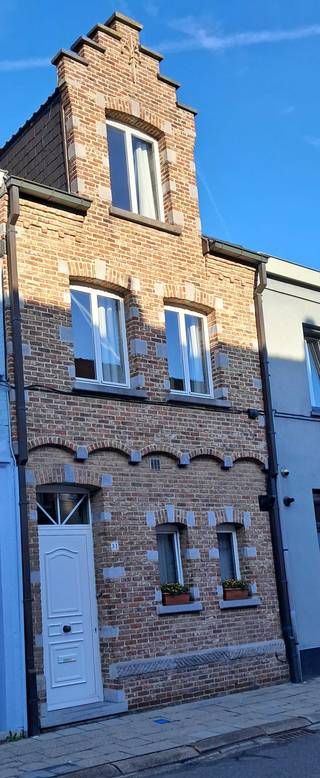 Instapklare, goed onderhouden en centraal gelegen rijwoning<br /><br />Instapklare rijwoning met karaktervolle gevel met mooi aangelegde stadstuin met gerieflijk tuinhuis.<br />Indeling : Gelijkvloers met inkomhall, toilet, berging met verwarmingsketel en ruimte voor wasmachine, droogkast, fietsen.., lichtrijke woonkamer met aansluitend open keuken met zicht op terras en tuin.<br />Op eerste verdieping 1 grote en 1 kleinere slaapkamer, badkamer met lavabomeubel, ligbad en toilet, tweede verdieping derde slaapkamer en traphall met extra ruimte. Vaste trap naar iedere verdieping.<br />Verwarming met condenserende gasketel, gunstig EPC (waarde 201 kwh = net geen B), overal dubbel glas.<br />Centrale ligging, vlakbij scholen, winkels, openbaar vervoer en op wandelafstand van Grote Markt en shoppingcentrum. Goede verbinding met uitvalswegen E17, N16 en N41. Vlotte parkeermogelijkheden in straat en directe omgeving met bewonerskaart.<br /><br />Geen immo a.u.b.<br />Te bezichtigen na afspraak.