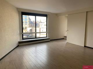 <p><span>Pleasant apartment in Antwerp center!</span></p><p><span>**Interested/visit? send a mail info@clissenimmo.be**</span></p><p><span>Public transport and stores on walking distance, bike storage in the building. </span></p><p><span>Layout apartment: entrance hall, guest toilet, open kitchen with refrigerator, stove, oven, dishwasher and hood, living room, bedroom (separated with sliding door) bathroom with bathtub, washing machine connection.</span></p><p><span> €150,00 for heating, water and common parts. Electricity has to be paid by yourself.</span></p><p><span>Contract of minimum 1 year, three months deposit, no large pets, suitable for 1 or 2 adults.</span></p><p><span>Available from 1-6-2026</span></p>