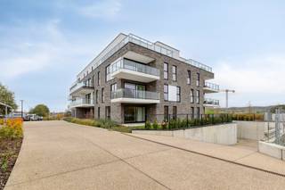 Dit instapklaar appartement met 2 slaapkamers, terras en tuin is gelegen in de Stadstuin in de residentie Cronus. Het appartement is volledig afgewerkt, geschilderd, met armaturen,... Extra pluspunt: zonnepanelen inbegrepen. De indeling van het appartement is als volgt: inkomhal met vestiaire, bergruimte, toegang tot de open eet- en leefruimte met daar de volledig ingerichte open keuken (vaatwas, spoelbak, kookplaat, dampkap, oven, frigo en kastruimte). Aan de leefruimte geeft de deur naar de nachthal toegang tot de 2 slaapkamers, de badkamer met inloopdouche en lavabo, en een apart toilet met lavabo. Het appartement heeft via een ruim schuifraam teogang tot het terras en de privatieve tuin. Het appartement is te bezoeken na afspraak met Margaux via margaux@vestadevelopment.be of telefonisch op het nummer 0468 144 407. Op basis van jouw wensen stellen we graag ook alternatieven voor, die zich bijvoorbeeld bevinden op een hoger gelegen verdieping.