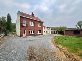 Unieke woning met tal van mogelijkheden, deels gelegen in natuurgebied<br /><br />Bent u op zoek naar ruimte, rust én flexibiliteit? Deze bijzonder veelzijdige woning, deels gelegen in natuurgebied en deels in woongebied, biedt een uitzonderlijke combinatie van wonen en genieten van groen. De woning is toegankelijk via een private toegangsweg.<br /><br />De woning beschikt over maar liefst 5 slaapkamers, 2 badkamers (voorzien van douche/ligbad, lavabomeubel en toilet) en 2 keukens, waardoor ze perfect geschikt is voor grote gezinnen, kangoeroewonen of het inrichten van een zorgwoning. Daarnaast is er een polyvalente ruimte van ca. 40 m², alsook een zolder die volledig naar eigen wens kan worden ingericht (extra leefruimte, hobbyruimte, bureau, …).<br /><br />Verder zijn er een ruime garage en een kelder, wat zorgt voor extra bergruimte en praktisch comfort.<br /><br />Een absolute troef is het prachtige zicht op het achterliggende natuurgebied, met directe toegang tot tal van wandelmogelijkheden, waaronder het geliefde natuurgebied Den Dotter. Hier geniet u dagelijks van rust, natuur en open ruimte.<br />De woning kan aangesloten worden op gas en riolering via de Ratmolenstraat.<br /><br />Ook de ligging is bijzonder praktisch:<br />• Bushalte op wandelafstand<br />• School vlakbij<br />• Vlotte verbindingen naar omliggende gemeenten<br />• Vlotte verbinding naar treinstation en E40<br /><br />Kortom, een unieke eigendom met enorm veel potentieel, ideaal voor wie ruimte, natuur en flexibiliteit wil combineren.<br /><br />Interesse? Neem vandaag nog contact op voor een bezoek met Kristien: 0475 496218