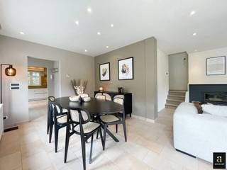 Koppelvilla met een perfecte oriëntatie verscholen in een paadje in het Zoute op enkele passen van het Dominicanenkerkje en de zee. Indeling: inkom met gastentoilet, volledig geïnstalleerde keuken met ontbijthoek, praktische berging, lichtrijk salon met open haard en eetkamer uitgevend op de zuidgerichte tuin. Op de eerste verdieping: Master bedroom met douchekamer ensuite (douche, lavabo en toilet). Tweede en derde ruime slaapkamer voorzien van ingemaakte kasten. Afzonderlijke douchekamer met douche en lavabo. Bureel of tv-kamer. Op de 2e verdieping: slaapkamer en 2 bijkomende ruimtes. Inpandige garage en toegang tot de ruime kelder. Kelder met onder andere wijnkelder, bergruimte...Meerdere parkeerplaatsen aan de villa. Contacteer ons voor een bezoek in te plannen.