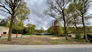 In de Eugène De Grootelaan in Houthulst bieden wij twee mooie bouwgronden aan (lot 1 - 678 m² en lot 2 - 692 m²) voor open bebouwing. Deze percelen vormen de ideale basis voor wie wil bouwen op maat en dat op een rustige locatie met voldoende ruimte en privacy. Of je nu kiest voor een moderne nieuwbouw, een landelijke architectuur of een tijdloze, strakke woning: wij begeleiden je nieuwbouw van idee tot de afwerking.<br /><br />Bouwkost vanaf 1.900€ per vierkante meter incl. architect excl. btw.<br /><em>De foto van het huis is als referentie, want bij All-Bouw bouw jij jouw droomwoning helemaal op maat.</em>