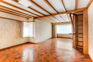 <strong>Vrijstaande woning met 3 slaapkamers, zolder en ruime tuin.<br /><br /></strong>We betreden de woning via de inkomhal, hierna komen we terecht in de woonkamer en de keuken. Naast de keuken is er een berging.<br />Beneden is de badkamer (bad, douche en toilet) voorzien.<br /><br />Vanachter is er een veranda voorzien die uitzicht geeft op de tuin.<br /><br />Op de eerste verdieping zijn er 3 slaapkamers. Verder is er nog een zolder die kan dienen als extra opslagruimte.<br /><br />Bijzonderheden:<br />- Beschikbaarheid: onmiddellijk<br />- EPC: 245 kWh/m²<br />- Veel oprit voorzien