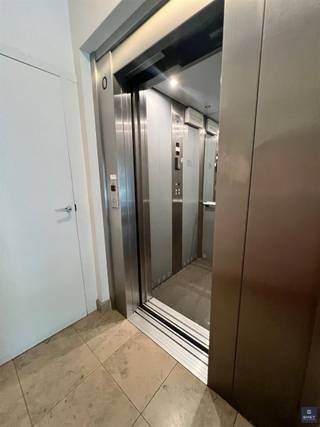 <p><span>APPT. MET 2 SLPKS, TERRAS EN GARAGE OP TOPLOCATIE </span></p><p><span> </span></p><p><span>Op zoek naar een ruim (± 112 m²), gezellig en super rustig gelegen appartement?</span></p><p><span>Dit energiezuinige appartement op de 1e verdieping biedt alle comfort en bevindt zich op korte afstand van winkels, horeca, openbaar vervoer en andere voorzieningen.</span></p><p><span> </span></p><p><span>I</span><span>ndeling & troeven:</span></p><p><span> </span></p><p><span> - Ruime inkomhal met apart toilet</span></p><p><span> - Gezellige woonkamer met grote raampartijen (mét rolluiken)</span></p><p><span> - Vernieuwde keuken voorzien van alle comfort </span></p><p><span> - Grote berging met aansluiting voor wasmachine/droogkast </span></p><p><span> - 2 ruime slaapkamers: </span></p><p><span>1e : 16 m², met toegang tot een terras met uitzicht op grote binnentuin<br />2e : 11,5 m²</span></p><p><span> - Badkamer met douche/bad, dubbel lavabomeubel en spiegelkast </span></p><p><span> - Garage met bergzolder </span></p><p><span> - Gemeenschappelijke fietsenstalling </span></p><p><span> </span></p><p><span> </span></p><p><span>Belangrijke info:</span></p><p><span> </span></p><p><span> - De huurprijs: </span><span>€ 950,-/m </span><span>+ </span><span>€ 130,-/m gemeenschappelijke kosten</span><span> incl. privatief waterverbruik(!) </span><span>(totaal €1.080,-/maand)</span></p><p><span> - De huurwaarborg: drie maanden huur (€ 2.850,-)<br /> - De kostprijs van de ingaande plaatsbeschrijving: € 175,- excl. 21% BTW (per contractpartij)</span></p><p><span> - EPC : </span><span>108 kWh/m² jaar (label B)</span></p><p><span> - cv op aardgas</span></p><p><span> - </span><span>BESCHIKBAARHEID : vanaf 12/9/2026</span></p><p><span> </span></p><p><span>Wenst u graag meer info of bent u geïnteresseerd in een plaatsbezoek? Gelieve ons dan te contacteren op het nummer 03 775 41 88 of mail naar </span><span>christel@vastgoed-smet.be </span><span> </span></p><p><span> </span></p><p><span>De verstrekte gegevens/informatie (zowel online als gedrukt) worden vrijblijvend verstrekt, enkel ter inlichting, zonder contractuele verbintenis of garantie van onzentwege en kunnen op ieder ogenblik gewijzigd worden.</span></p><p><span> </span></p><p><span> </span></p>
