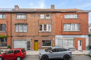 Just a stone’s throw from the centre of Ghent, you will find this quiet and cosy home. As soon as you enter, the long entrance hall leads you to...
