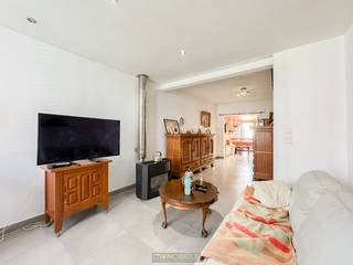 CHARMANTE RIJWONING MET ZEER RUIME TUIN. De woning vormt een perfecte keuze voor wie op zoek is naar een STARTERSWONING, KLUSPROJECT...