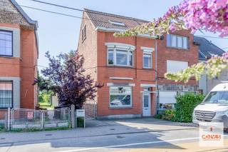 Deze charmante voormalige <strong>dokterswoning met vier slaapkamers</strong> <strong>en bureauruimte</strong> is gelegen op een centrale en groene locatie te Lourdes, Oostakker. Er zijn verschillende winkels, scholen en het openbaar vervoer in de nabijheid. Een perfecte combinatie van wonen! <br /><br />Bij het binnenkomen via de eerste inkom word je ontvangen in een ruime hal met een gastentoilet en een bureauruimte. Daarna loop je door naar <strong>drie atelierruimtes</strong>, een berging en de kelder. Verder is op het gelijkvloers een tweede zijdelingse inkom voor de aanbouw uit 1986. Daar vind je een ruime lichtrijke leefruimte die uitkijkt op de <strong>zuid georiënteerde tuin</strong>, een keuken, een wasplaats en een apart toilet.<br /><br />Op de eerste verdieping vind je twee unieke slaapkamers, een badkamer en een apart toilet. Tenslotte zijn er op de tweede verdieping twee slaapkamers en een kruipzolder.<br /><br />Troeven: <strong>centrale ligging</strong>, grote tuin en ideaal voor een <strong>vrij beroep</strong><br /><br />Wenst u deze instapklare gezinswoning te bezoeken? Contacteer Yasmin een online aanvraag of via yasmin@convas.be