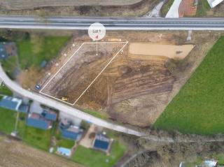 <br />Ontdek deze uitzonderlijk ruime villabouwgronden in een groene en residentiële omgeving in Chaumont-Gistoux.<br /><br />Gesitueerd in het binnengebied tussen de Chaussée de Huy en de Rue Saucis, kan je hier volop genieten van mooie zichten.<br /><br />De omgeving biedt een goede balans tussen een rustige ligging net buiten het centrum en de nabijheid van essentiële voorzieningen en verbindingen.<br /><br />De uitstekende bereikbaarheid naar zowel Vlaams- als Waals-Brabant is ideaal voor wie op zoek is naar een rustige woonomgeving met vlotte verbindingen naar de stedelijke centra van o.m. Louvain-la-Neuve, Leuven, Tienen, Brussel en Namen.<br /><br />De royale perceelgroottes en de vrijheid om te bouwen zonder bouwverplichting maakt dit een unieke kans voor wie ruim, stijlvol en op eigen tempo wil bouwen in het hart van Waals-Brabant.<br /><br />Dankzij de gunstige stedenbouwkundige voorschriften kan je hier een woning realiseren die perfect aansluit bij jouw wensen. <br /><br />Benieuwd naar de mogelijkheden? Contacteer ons voor meer info.