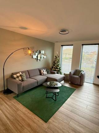 Recente energiezuinige halfopen bebouwing te koop in Westmeerbeek (onder registratierechten, géén btw)!Op het gelijkvloers vind je een inkomhal met...