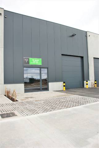 Deze loods (395,95m²) is multifunctioneel inzetbaar voor diverse bedrijfsactiviteiten en biedt tevens ruimte voor opslagdoeleinden. De...