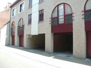 Deze traditioneel gebouwde garage (nr 6) met manuele kantelpoort is gelegen in de Karnemelkstraat, op een zucht van de Grote Markt en maakt deel uit van een kleinschalige residentie waar de garages bereikbaar zijn via de afgesloten inrijpoort wat zorgt voor maximale veiligheid. <br /><br />Onmiddelijk beschikbaar<br /><br />Huurwaarborg: 3 maanden huur