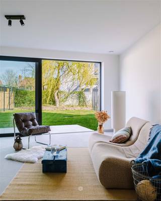 SINT-DENIJS-WESTREM - Nieuwbouwwoning nabij het Parkbos In de Hemelrijkstraat 15B bevindt zich deze smaakvolle nieuwbouwwoning, waar afwerking,...