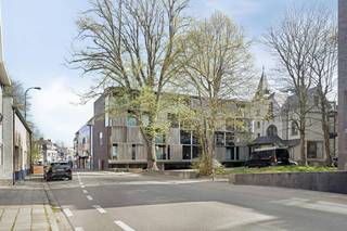 Dit lichtrijk appartement met 2 slaapkamers te huur op de tweede verdieping, is gelegen op topligging in het centrum van Waregem, op wandelafstand van het centrum en het station. Een echte topper!INDELINGinkomhal - apart toilet - ruime leefruimte met open keuken die volledig is geïnstalleerd - berging - 2 slaapkamers - badkamer met inloopdouche en lavabo - ruim terrasALGEMEEN- zeer ruim terras- topligging nabij centrum, E17 en station Waregem- recent gebouw (2018)- mooie open ruimtes- autostaanplaats + kelderberging verplicht bij te huren: € 30,00/maandDe snelste manier om een bezoek te brengen aan deze woning? Vraag je bezoek aan via de rode knop op onze website (www.dewaele.com) en je wordt gecontacteerd door onze makelaar. Telefonisch kunnen er geen afspraken gemaakt worden. Bij andere vragen kun je ons telefonisch contacteren via 056 605 605.