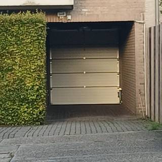 <p>Afgesloten garagebox op achterliggend terrein.<br />Toegang via automatische poort, welke uitkomt op binnenplaats met verschillende garageboxen.<br />De betreffende box bevindt zich links achteraan en is groter dan een standaardbox, ideaal voor een grote wagen én extra stockage.</p><p>Deze garage bevindt zich op wandelafstand van het winkelcentrum van Mortsel, waar parking schaars is, en op wandelafstand van het station en tramhalte.</p><p>Afmetingen:<br />-Breedte: 4m30 vooraan, 2m40 achteraan<br />-Hoogte: 2m30, toegang poort: 1m93<br />-Diepte: 5m50</p><p>Er is water en verlichting beschikbaar in de gemeenschappelijke binnenplaats.<br />Gemeenschappelijke kosten in functie van onderhoud gemeenschappelijke delen.<br />Afstandsbediening voor automatische poort.</p>