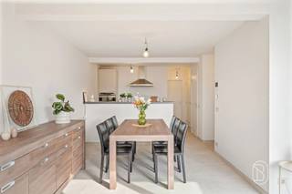 TE KOOP: Instapklaar volledig gerenoveerd appartement met zonnig terras in het centrum van DesselgemOntdek dit stijlvol gerenoveerde appartement in het hart van Desselgem. Dit energiezuinige appartement (bouwjaar 2009) werd grondig vernieuwd in 2025/2026 en bevindt zich op de 2e verdieping van een verzorgde residentie met lift. De ideale woonst voor wie op zoek is naar comfort, een kwalitatieve afwerking en een centrale ligging of investeerders.INDELING: inkomhal met apart toilet, lichtrijke leefruimte met groot schuifraam en toegang tot het vernieuwde zuidgerichte terras in padouk, volledig uitgeruste keuken met kwalitatieve SMEG-toestellen, praktische berging, 2 slaapkamers, waarvan één met mooi uitzicht op de groene omgeving langs de Leie, en een verzorgde badkamer met lavabomeubel, kolomkast en handdoekradiator. Achteraan het gebouw bevindt zich bovendien een private autostaanplaats voor €14.000TROEVEN:* volledig gerenoveerd in 2025 en 2026* instapklaar en afgewerkt met kwalitatieve materialen* EPC-label B (108 kWh/m²) – geen renovatieverplichting* conforme elektrische installatie* zuidgericht terras in padouk* private autostaanplaats bij te kopen* lift aanwezig* vlakbij de LeieBezoek na afspraak met Immo Beguin: charlotte@immobeguin.be