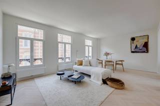 <p><span>Een gevel met karakter, een interieur anno 2026. In een charmant kleinschalig gebouw met 3 appartementen ontdek je op de tweede verdieping dit volledig gerenoveerde appartement van 81,7 m². Lichtrijk, strak afgewerkt en met een verrassend ruim terras als absolute bonus.</span></p><p><span>De ligging? Pal in Sint-Andries, op het raakvlak tussen de historische binnenstad en ’t Zuid. De Kloosterstraat, Nationalestraat, Vlaamsekaai, het KMSKA en een eindeloze keuze aan restaurants, koffiebars en boetieks liggen op wandelafstand. Hier woon je midden in Antwerpen, maar in een straat die haar authentieke karakter wist te bewaren.</span></p><p><span>•    Totaalrenovatie 2026 <br />•    2 slaapkamers <br />•    Groot terras <br />•    Gemeenschappelijke fietsenberging <br />•    EPC-label B</span></p><p><span>Binnen trekt de royale leefruimte meteen de aandacht. Grote raampartijen over de volledige gevelbreedte zorgen voor een overvloed aan daglicht, terwijl de lichte visgraatparket een warme, tijdloze basis vormt. De open doorgang naar de keuken versterkt het gevoel van ruimte. De maatwerkkeuken contrasteert mooi met het lichte interieur: donkere houttinten, royale werkbladen, geïntegreerde toestellen en een groot kook- en werkeiland maken er een volwaardige leefkeuken van.</span></p><p><span>Achteraan liggen de twee slaapkamers, verder werd de badkamer hedendaags en sereen uitgewerkt met een ruime inloopdouche. Een aparte toilet, praktische berging met aansluiting voor wasmachine en droogkast én privatieve kelderberging maken het plaatje compleet.</span></p><p><span>En dan het terras: een rustig gelegen buitenruimte, groot genoeg voor een volwaardige lounge- en eethoek, midden in de stad.</span></p><p><span>Dit appartement combineert precies wat in de binnenstad schaars is: licht, een sterke renovatie, twee slaapkamers én een royaal terras op een uitgesproken centrale locatie.</span></p><p><span>Ontdek Korte Vlierstraat 11 zelf. Plan je bezoek via Sinjoor: 03 283 05 00 of stad@sinjoor.be.</span></p>